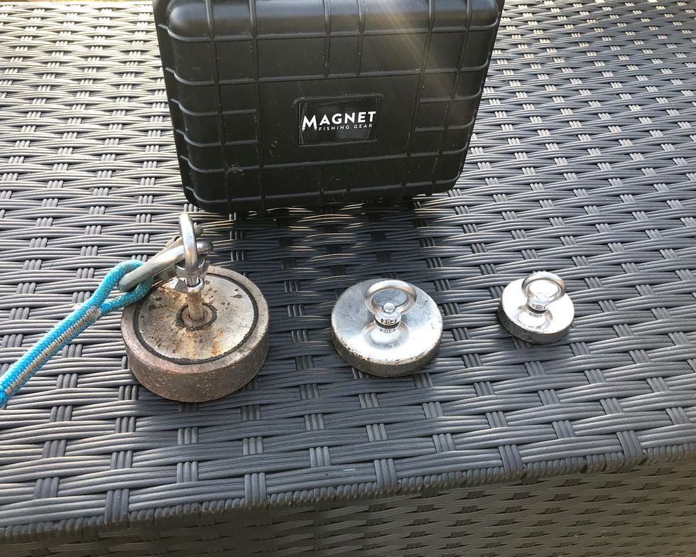 Familjen Turesson fiskar skrot med magneter