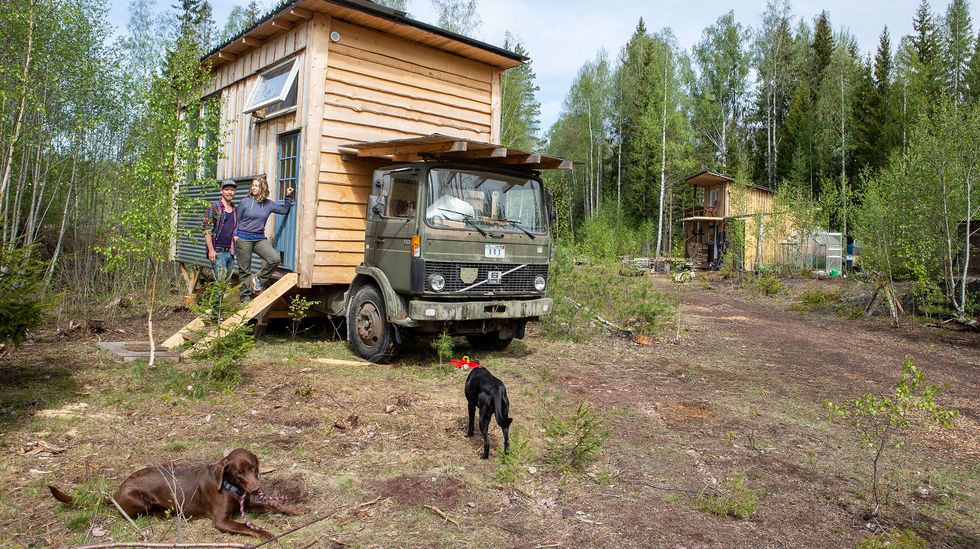 De lever nybyggarliv - på 25 kvadrat