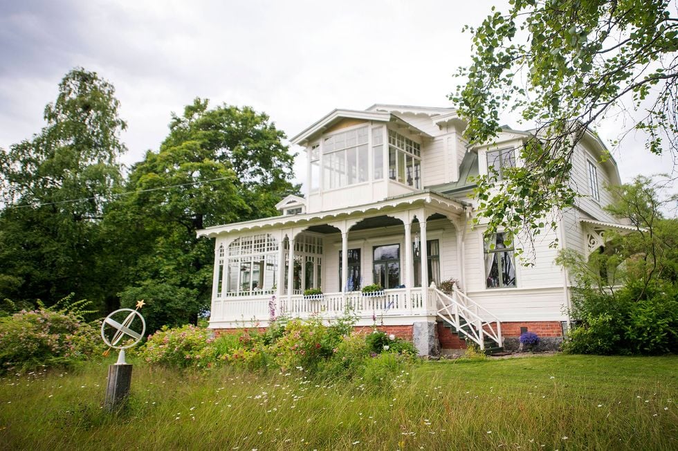 Trävillan fraktades över 100 mil på pråm
