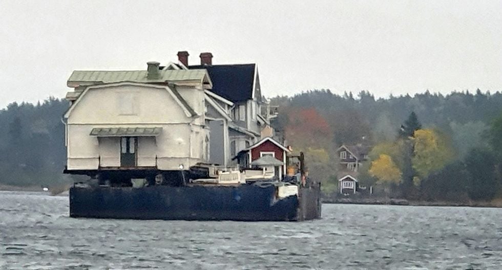 Trävillan fraktades över 100 mil på pråm