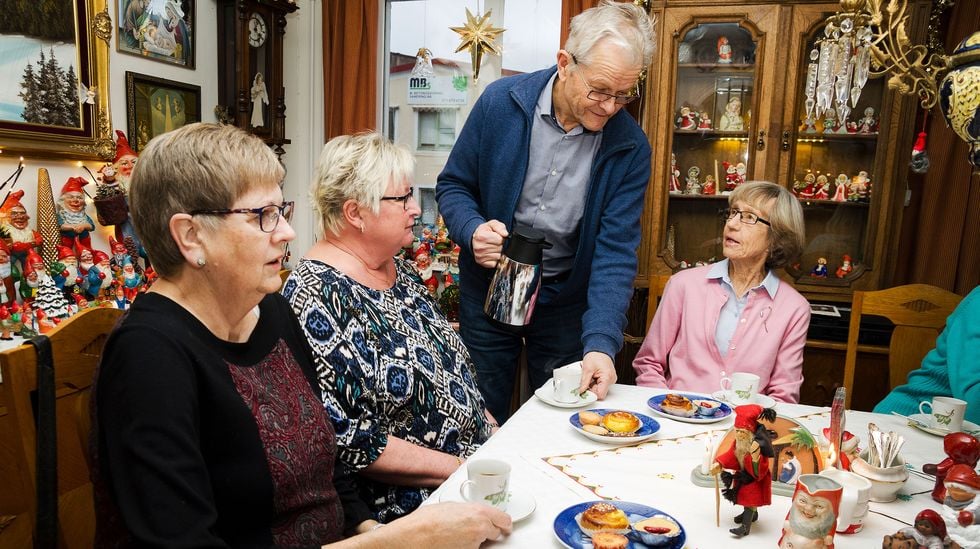 Barbro bjuder ensamma på fika - med 1600 tomtar!