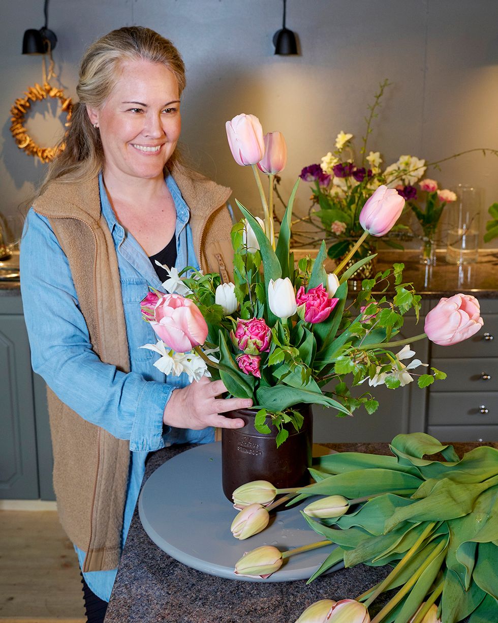 Inredningsdesignern Belinda tröttnade på konsumtionshysterin – sadlade om till florist med miljöfokus