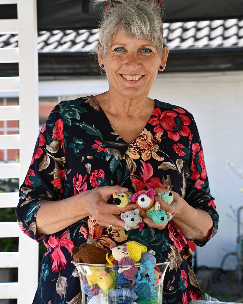 Mette virkar gosedjur till rädda barn: