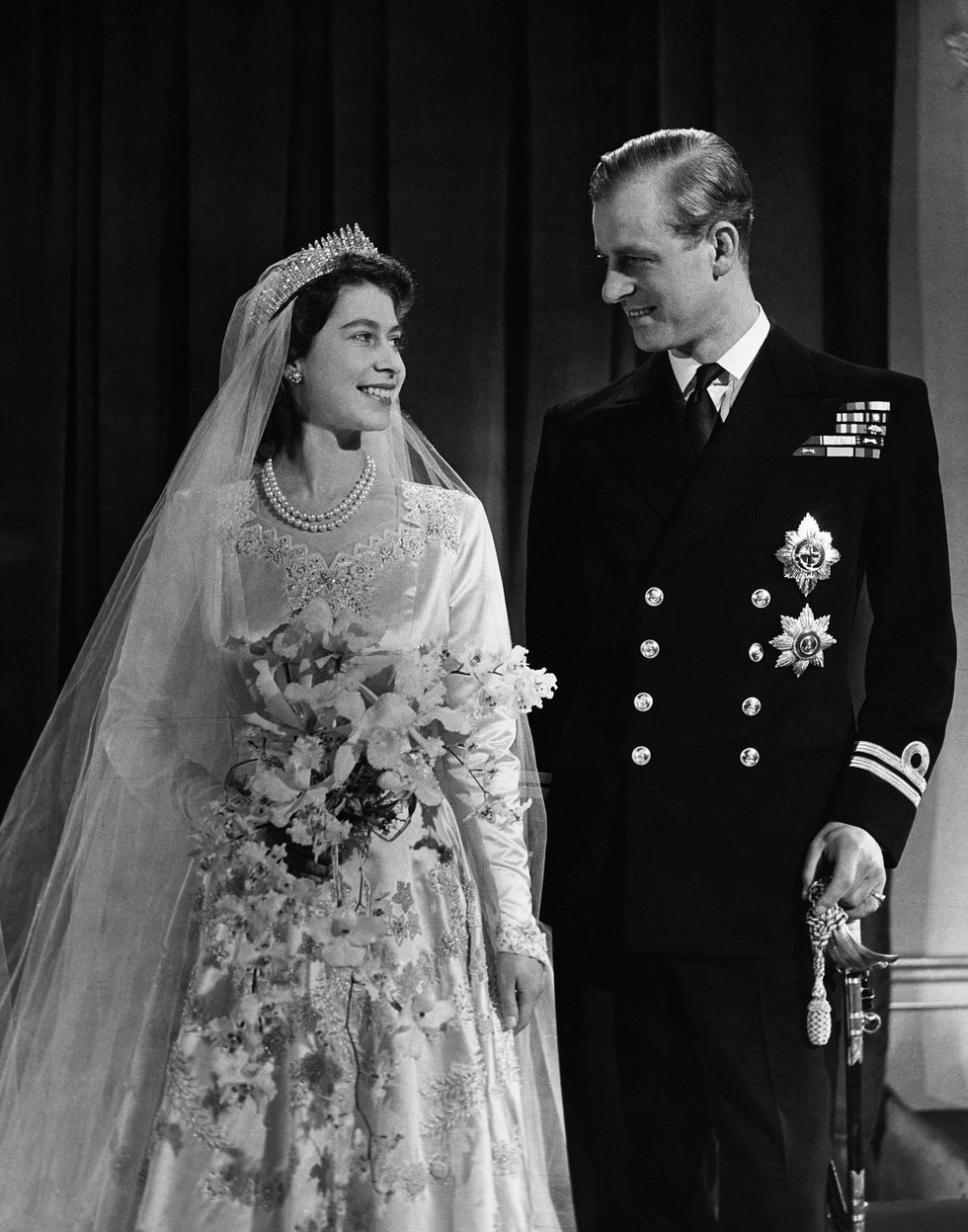 Drottning Elizabeth och prins Philip: Så började en sju decennier lång kärlekshistoria