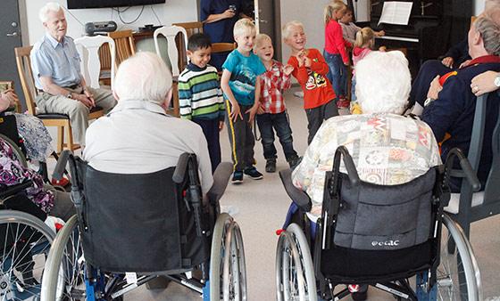 Barnen sprider glädje på äldreboendet i Ängelholm