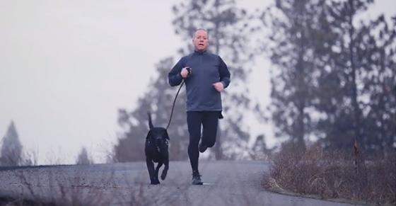 Hunden Peety blev adopterad – förändrade livet för hussen Eric