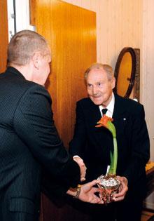 Här är doktorn som uppvaktar sina patienter på födelsedagen!