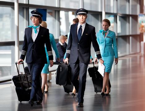 Jonas Karlsson flyger högt - i högklackat