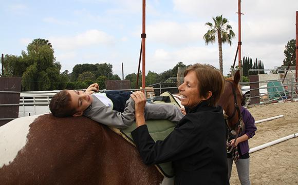 Eva hjälper funktionsnedsatta och autistiska barn att rida