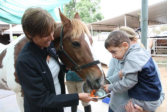 Eva hjälper funktionsnedsatta och autistiska barn att rida