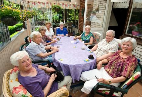 Pantertanter med ungflicksskratt: Vi har varit vänner i 65 år!