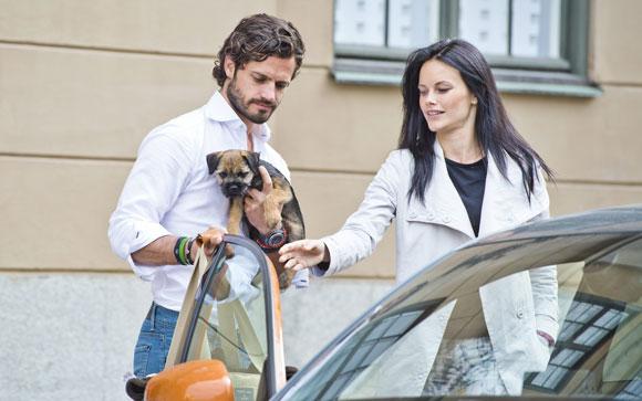 Nyförlovade Carl Philip och Sofia sopsorterar hemma så gott de kan