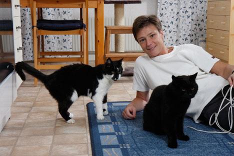 Ville och Viktor stortrivs som kattseniorer - nu 20 år gamla!