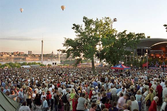 I skolan blev Sanna Nielsen mobbad – nu leder hon allsången på Skansen!