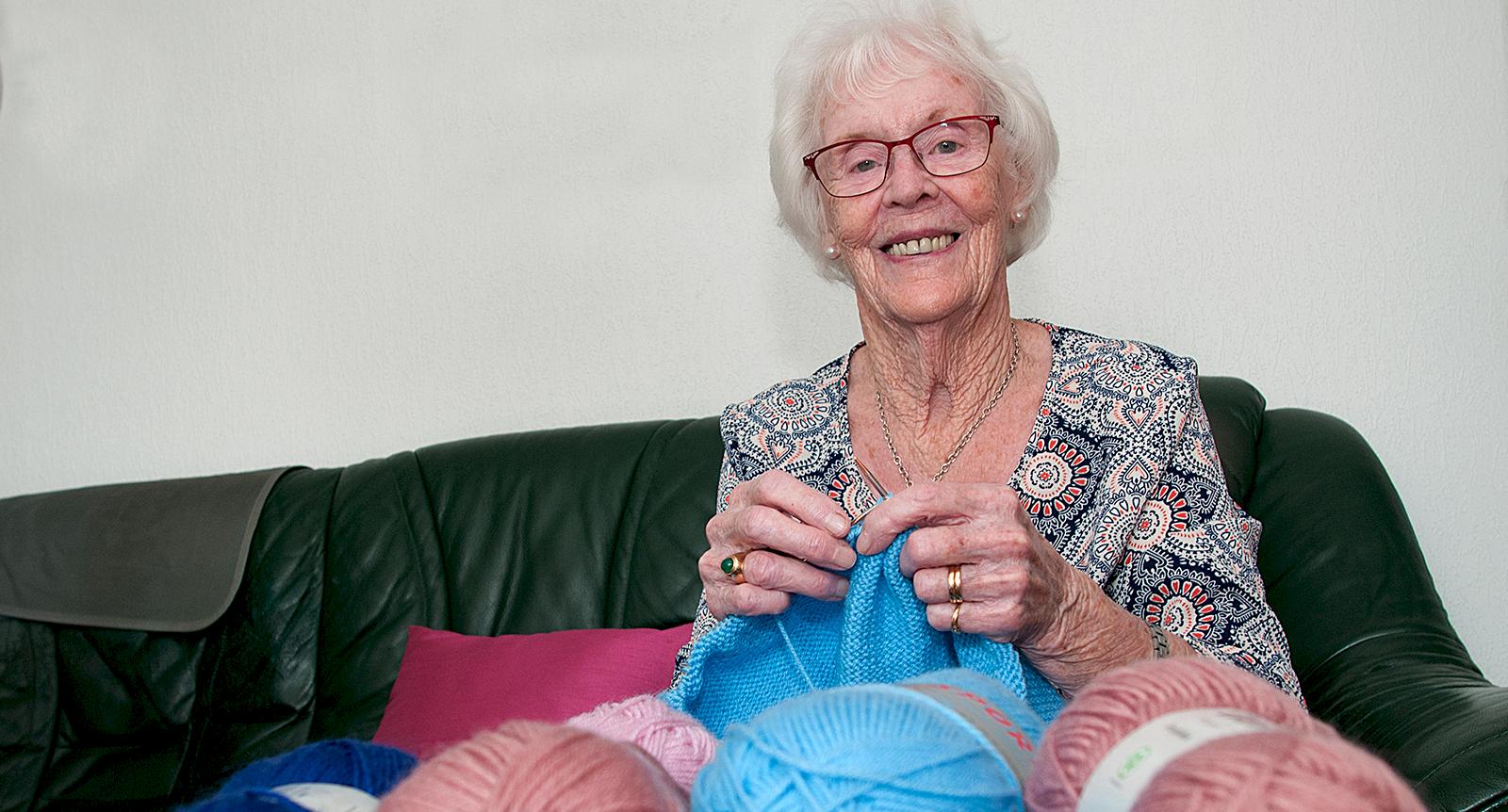 Ulla vill sticka 1000 tröjor till barnhemsbarn:  “Jag vet att de kommer till nytta”