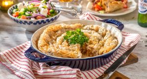 Burek gjord på filodeg, köttfärs och potatis.