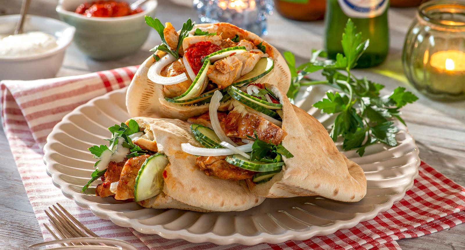 Kycklingkebab med blandad sås i pitabröd