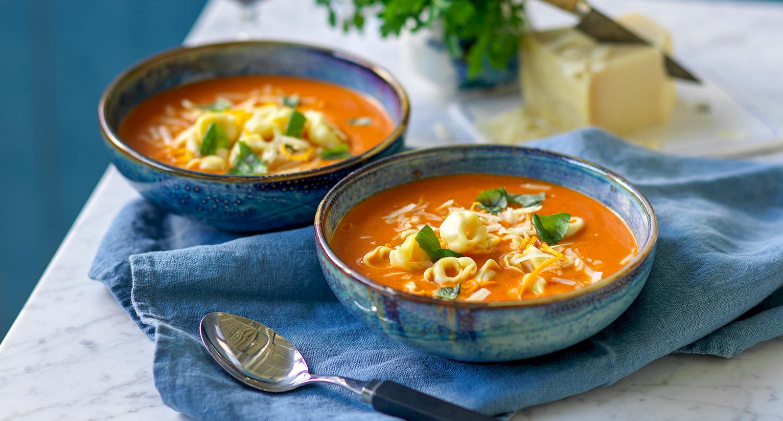Krämig tomatsoppa med tortellini och frisk smak av apelsin