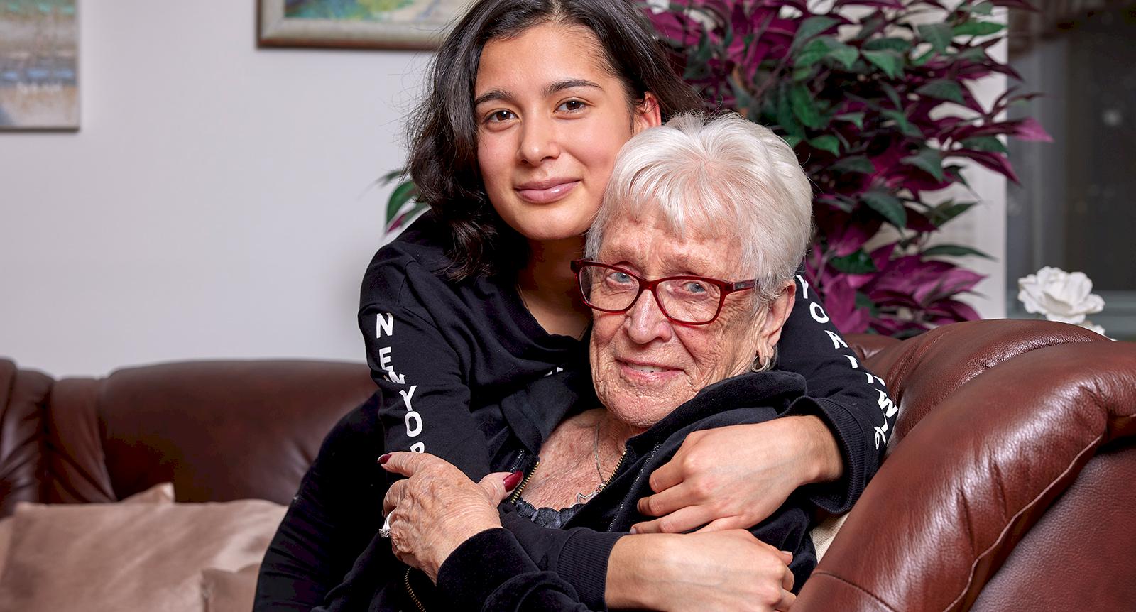 21-åriga Amanda är sambo med gammelmormor Yvonne, 84: “Det bästa är att det blir mindre ensamt”