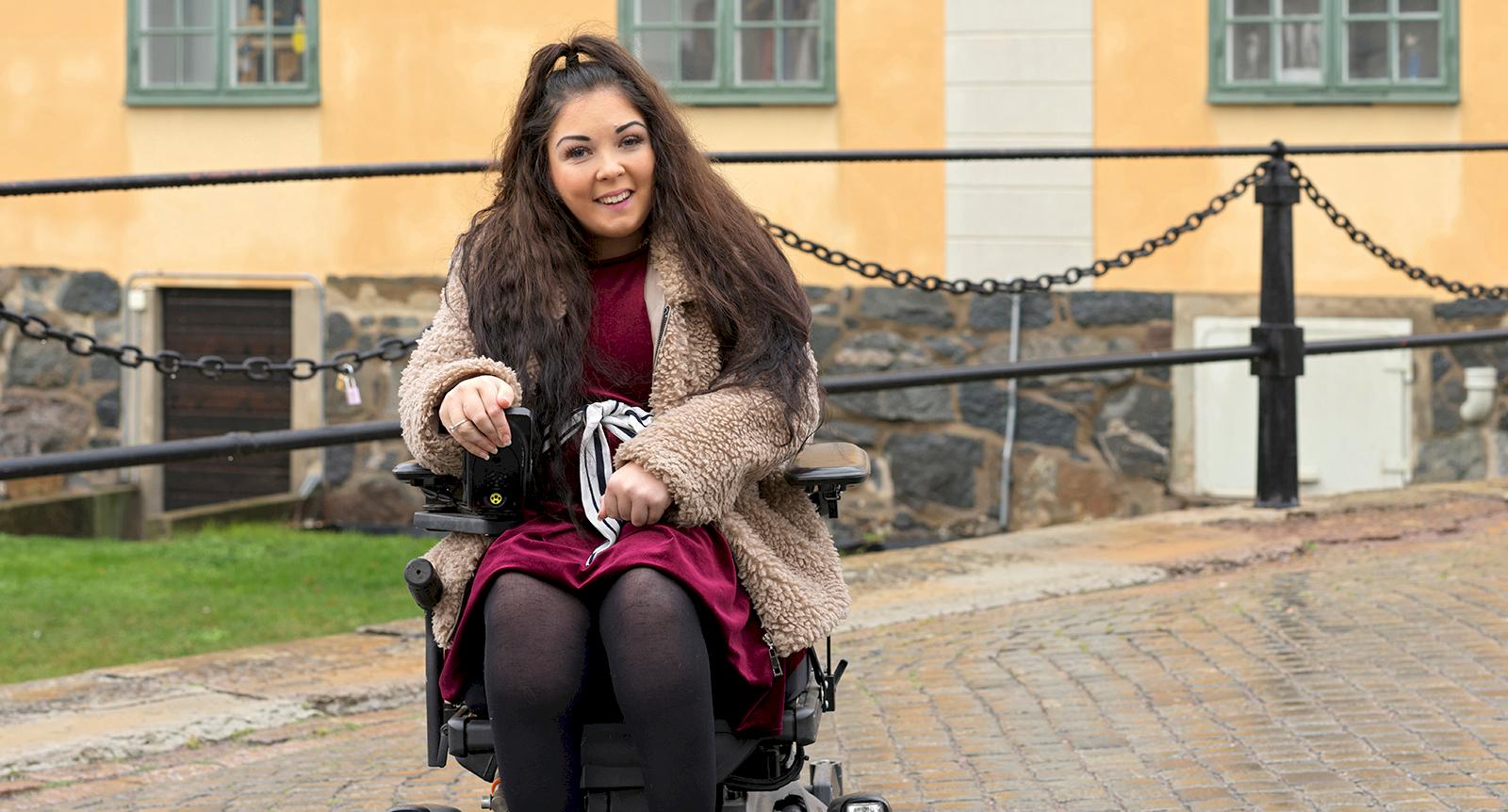 Amanda skrev barnbok om att sitta i rullstol:  ”Känns bra om jag kan hjälpa en enda”
