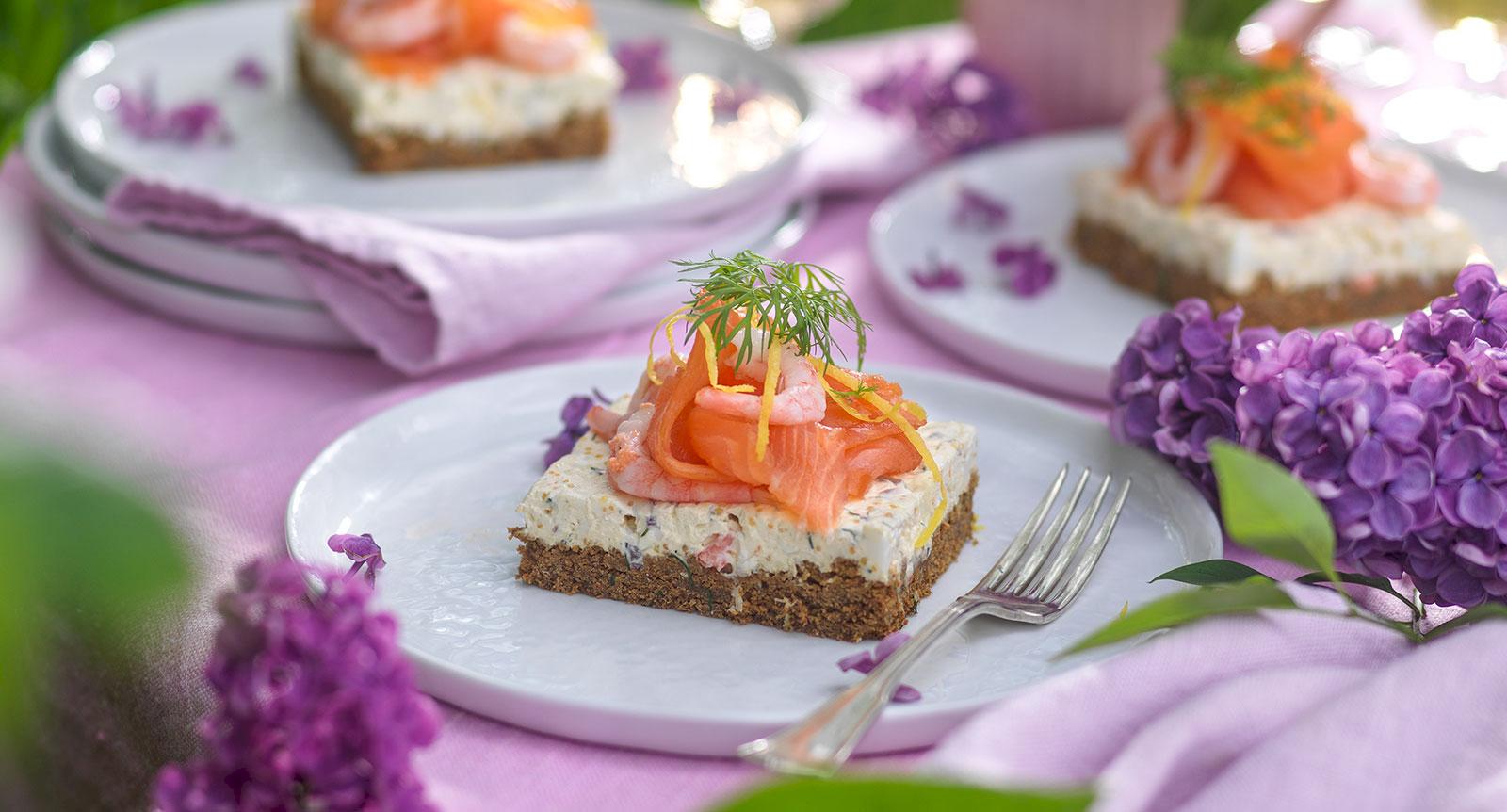 Cheesecakerutor med räkor och lax