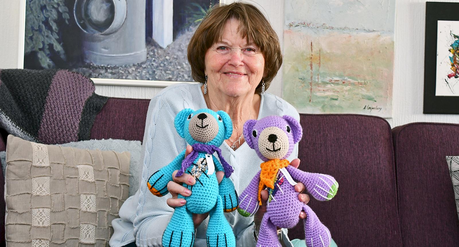 Anita virkar nallar till Operation Smile – har samlat in 200 000 kronor