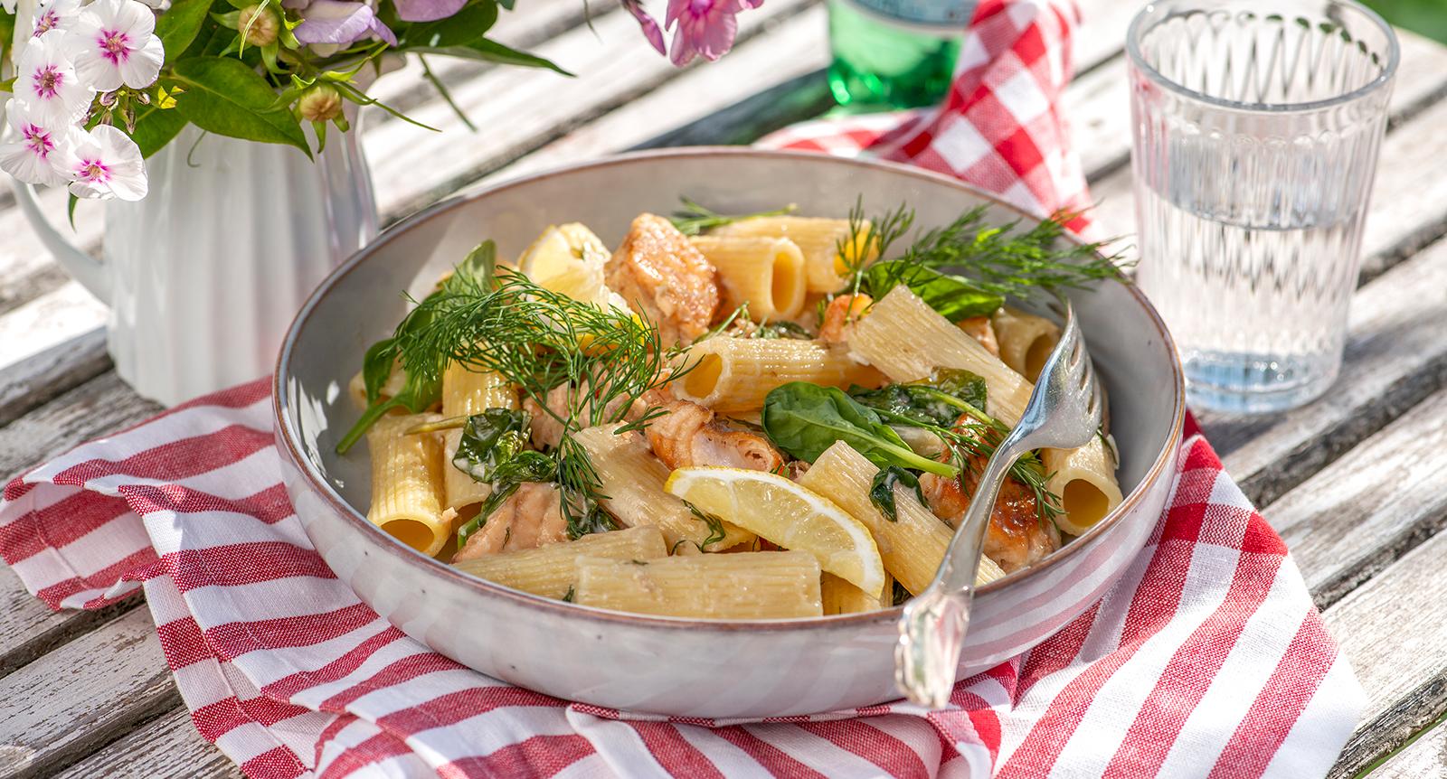 Snabb laxpasta med citron, dill och spenat