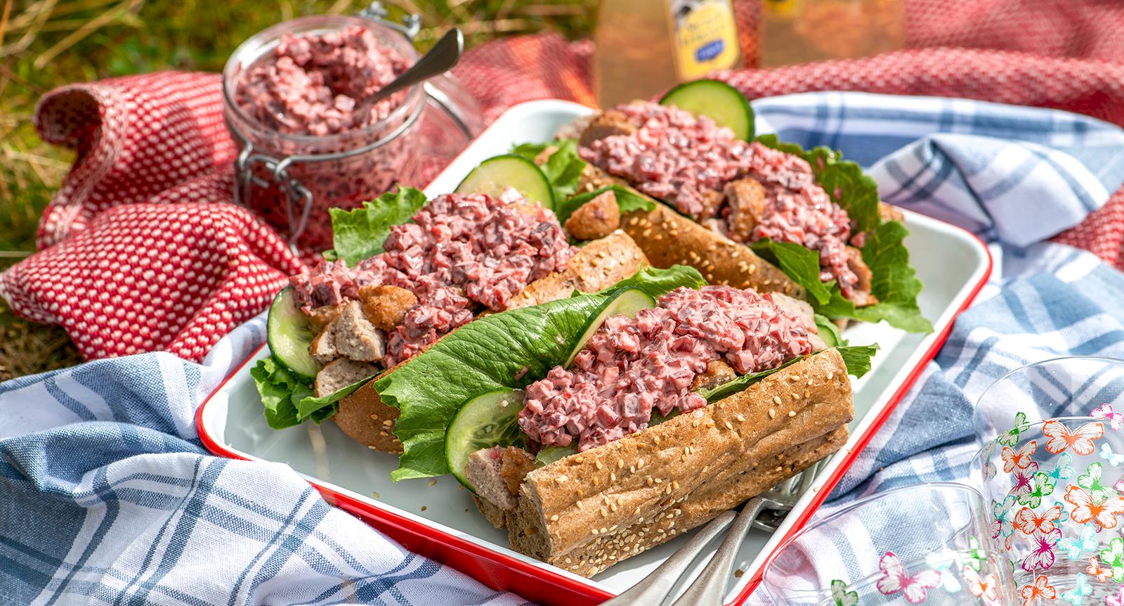 Köttbullemacka med hemgjord rödbetssallad