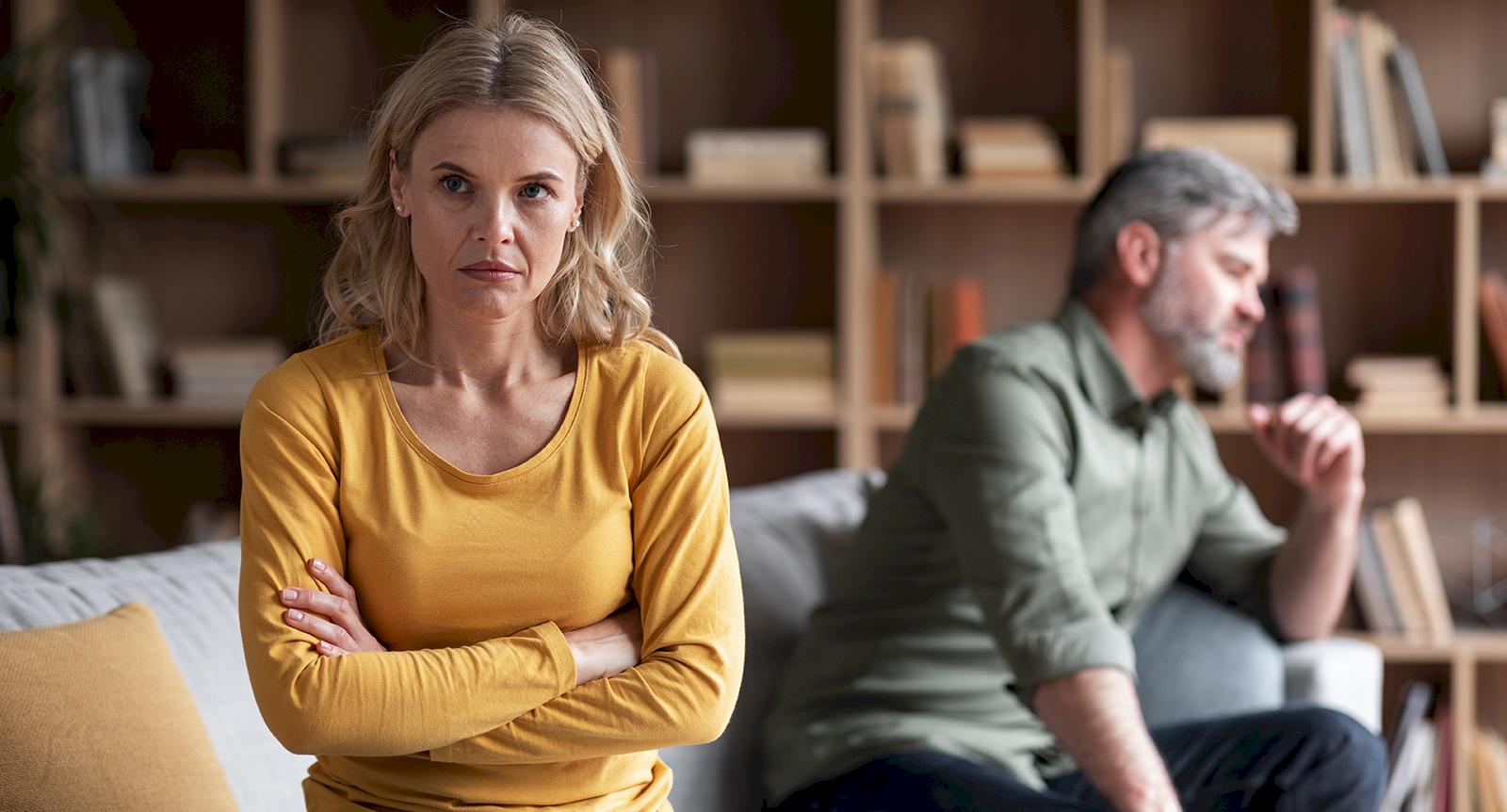 Min pojkväns tjejkompis behandlar mig som luft – han tycker att jag ska släppa det