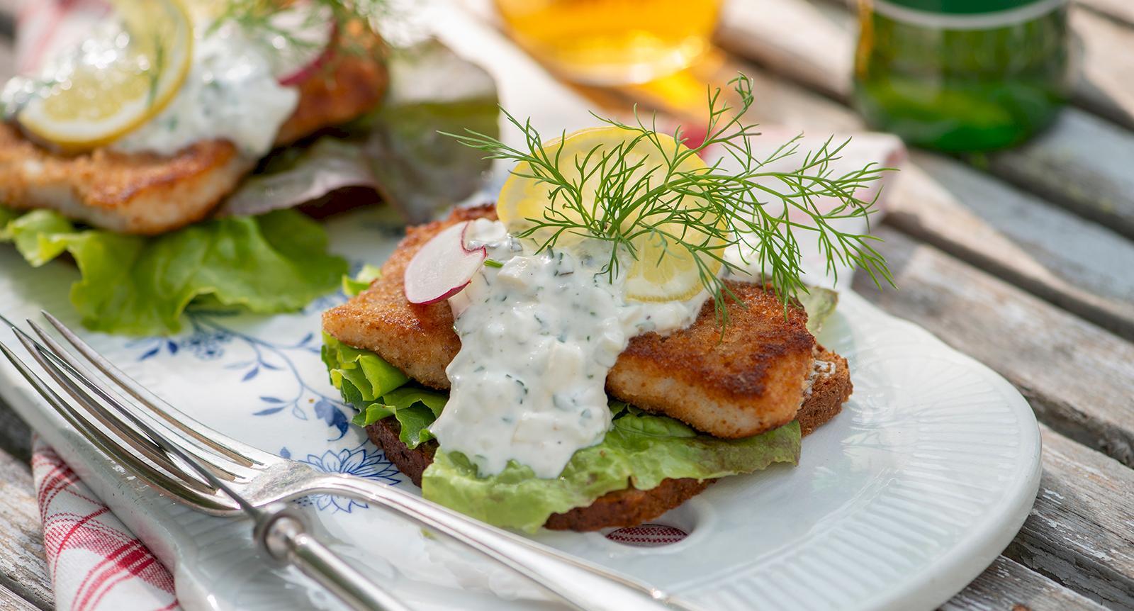 Smörrebröd med panerad spätta och hemgjord remouladsås