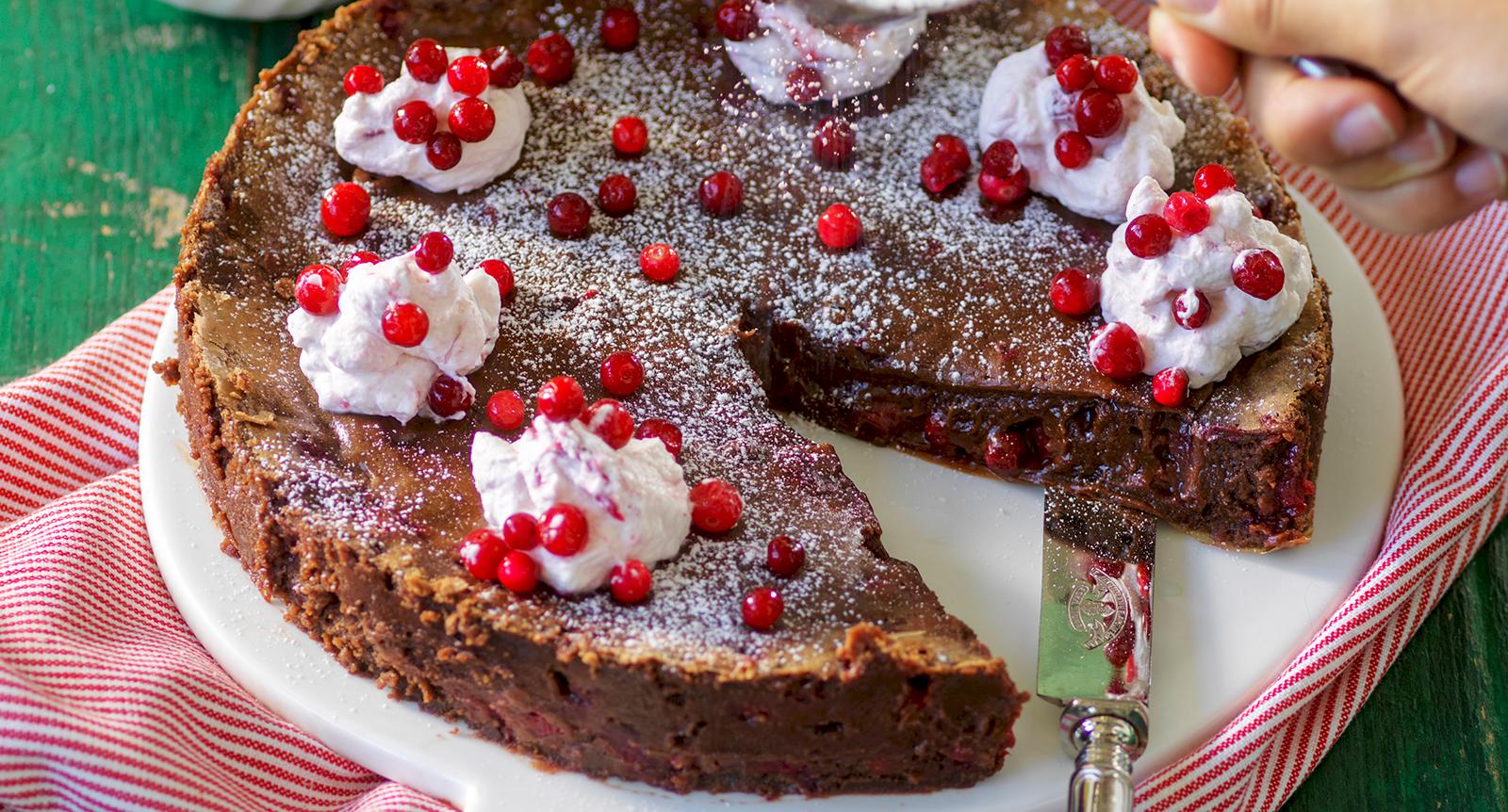 Kladdig chokladkaka med lingon