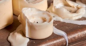 Få bort stearinfläckar från 5 olika ytor – effektiva husmorsknep