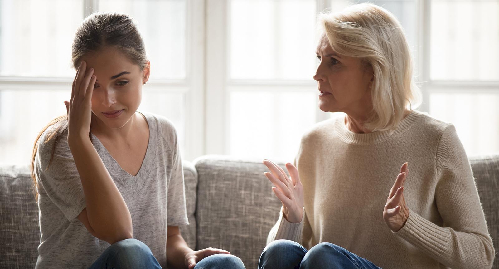 Mamma har blivit arg och aggressiv – nu klarar jag inte av henne längre
