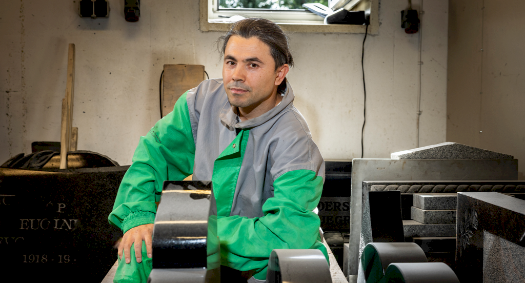 Yasin ger nytt liv åt gamla gravstenar: ”Att hjälpa andra gör mig lycklig”