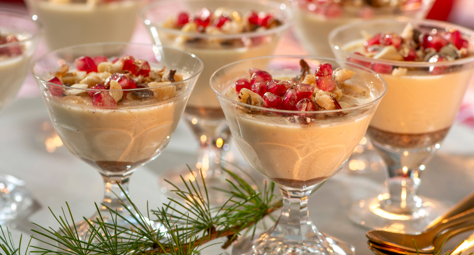 Pepparkakspannacotta med kanderade hasselnötter