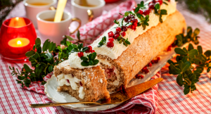 Pepparkaksrulltårta med vit choklad och lingon