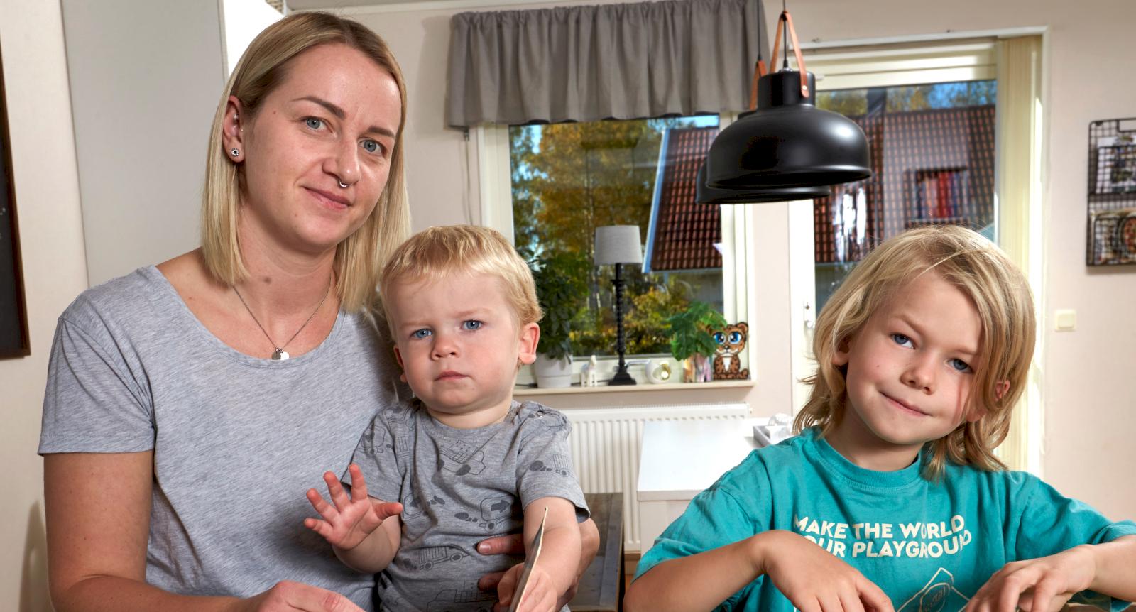 Födde barn en vecka efter makens död: ”I början var det jobbigt att de var så lika”