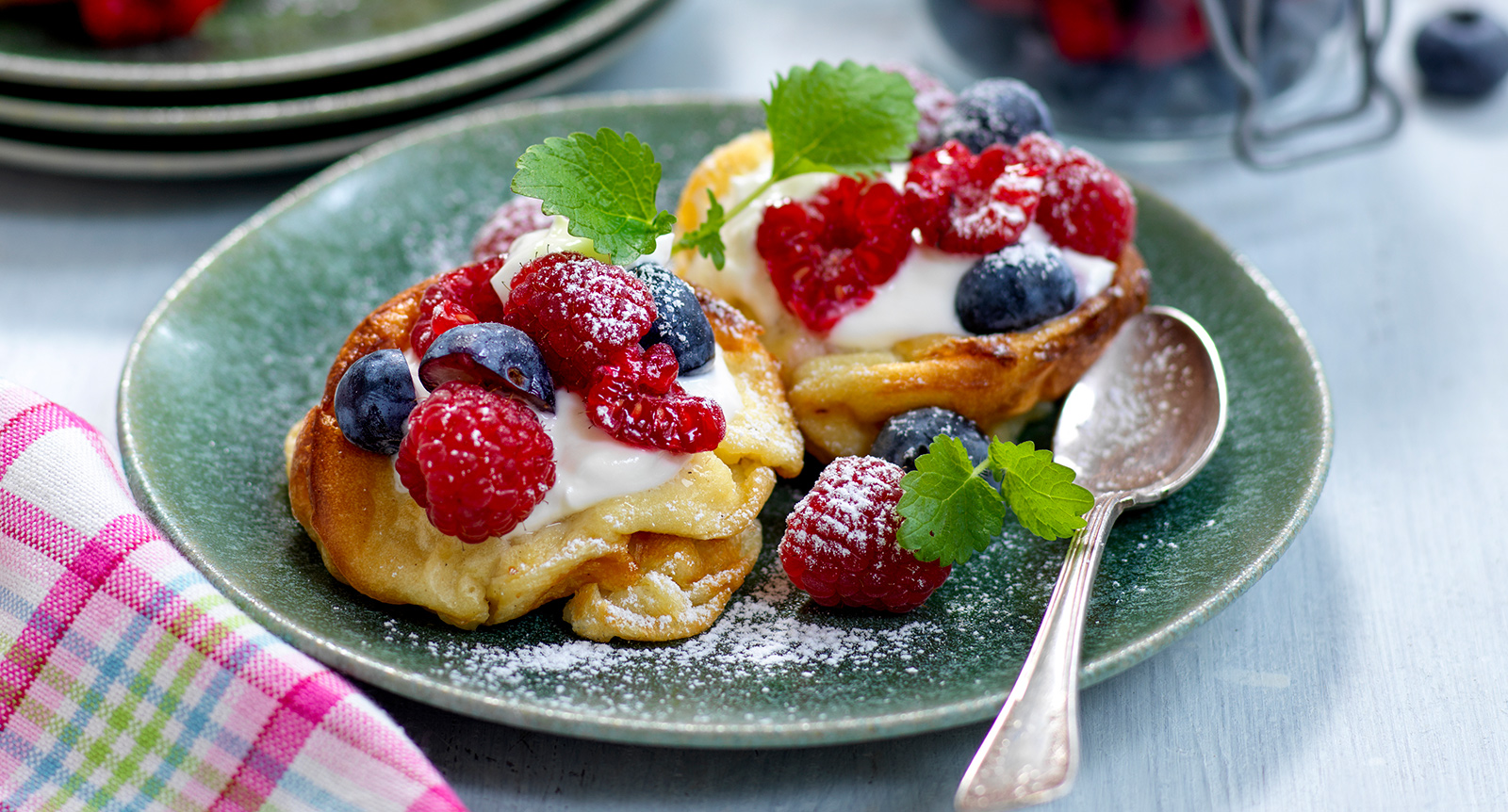 Pannkaksmuffins med yoghurt och bär