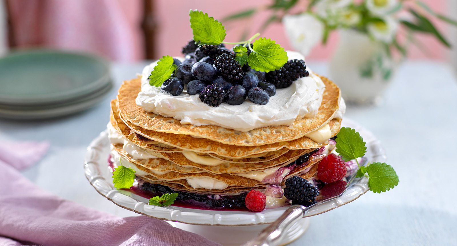 Pannkakstårta med grädde och blåbärssylt