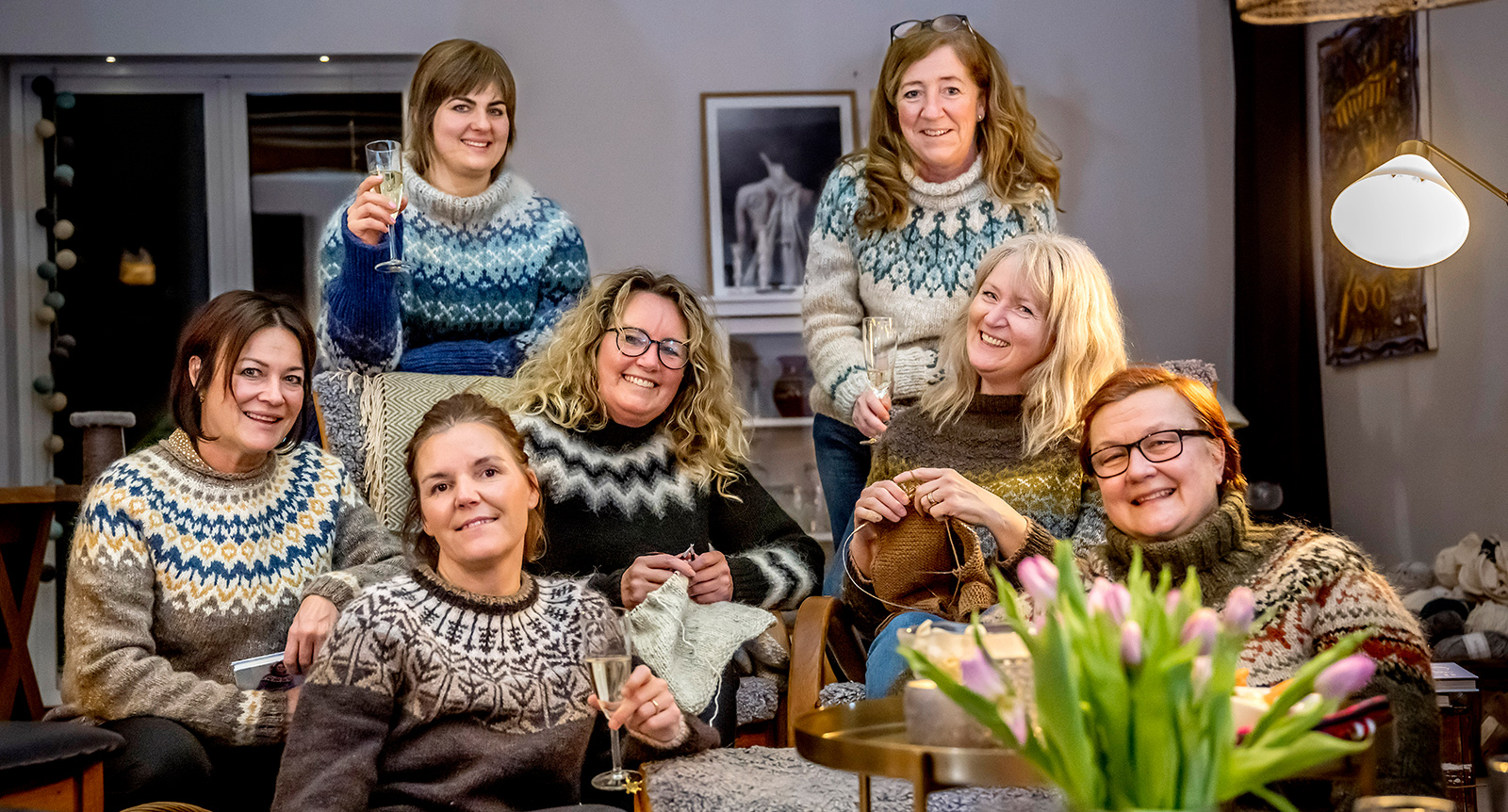 Stickovin: Kompisgänget som stickar och dricker vin samtidigt