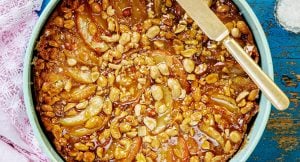 Äppelkaka med knäckig jordnötstosca