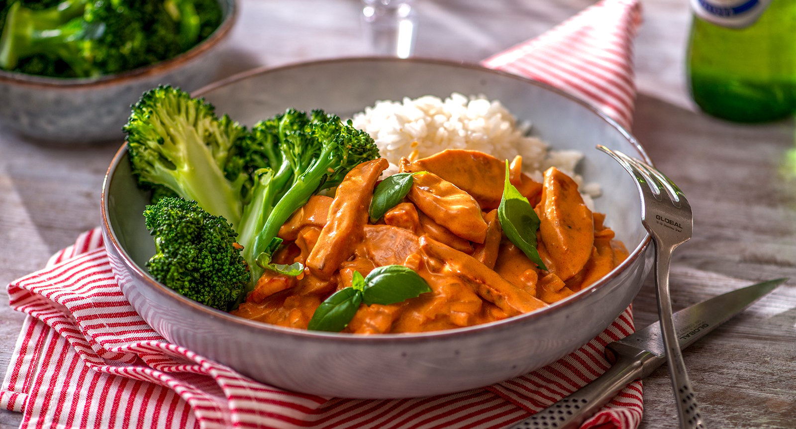 Korv stroganoff med basilika och dijonsenap