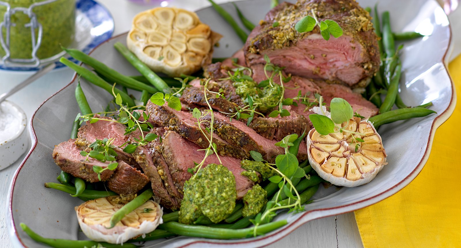 Saftig lammstek med smakrik örtpesto