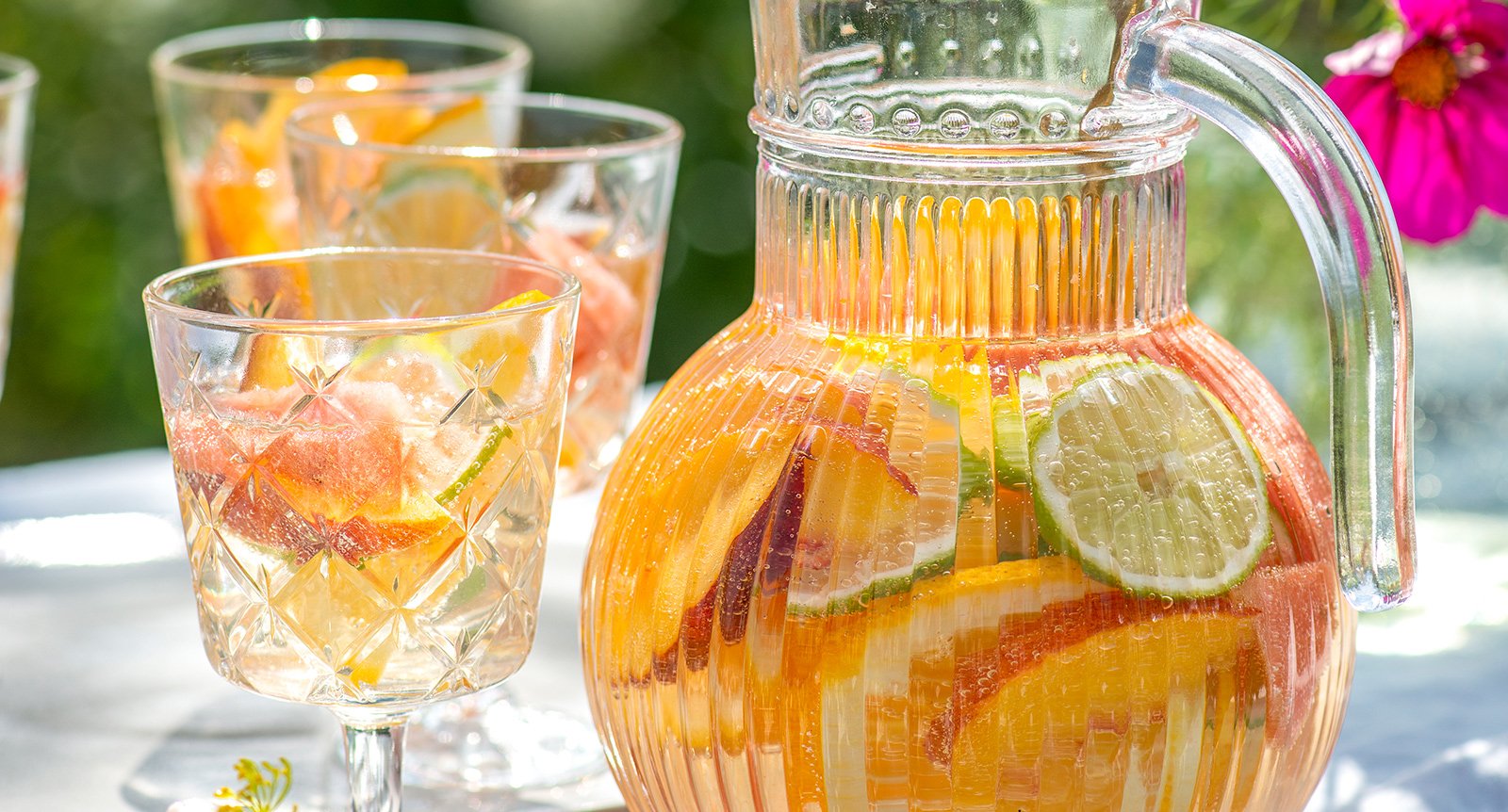 Vit sangria med persika, apelsin och melon