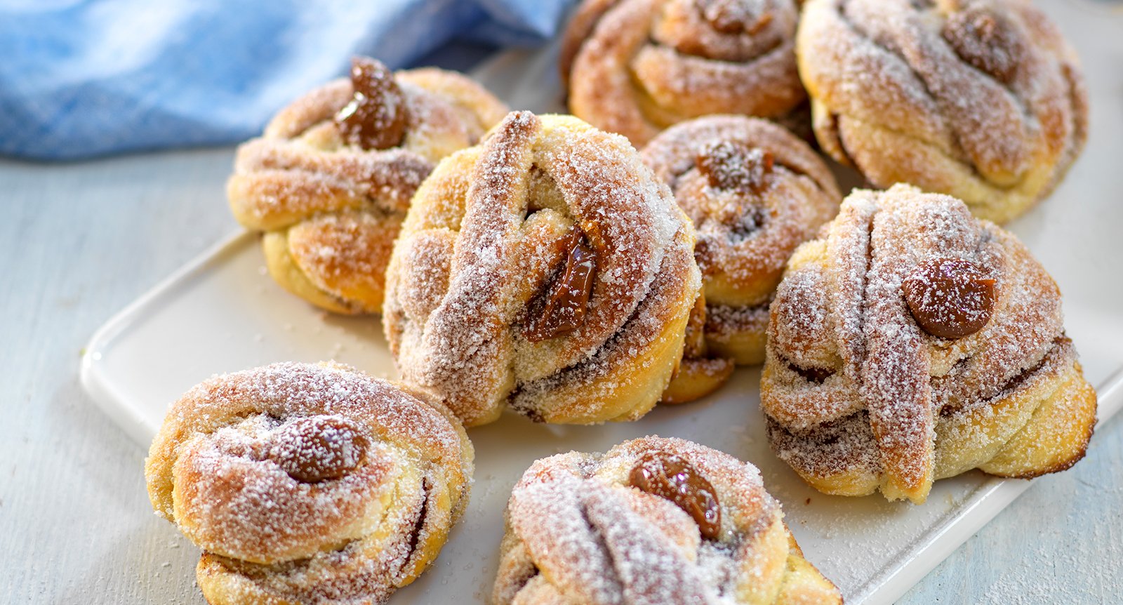 Sockerdoppade kanelknutar med kolakrämsfyllning