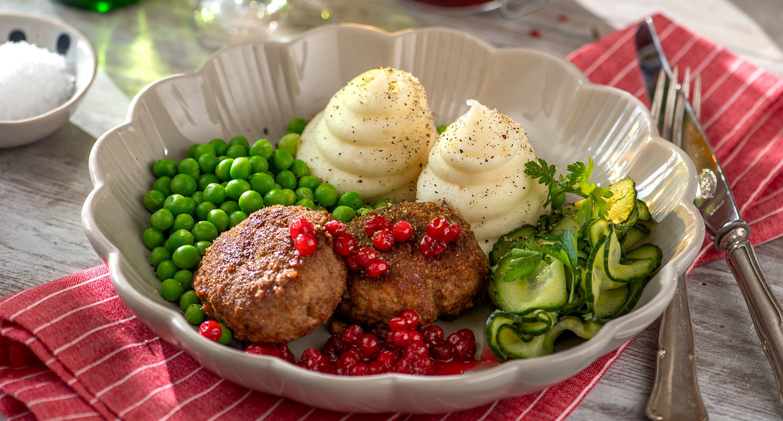 Wallenbergare med pressgurka och potatismos