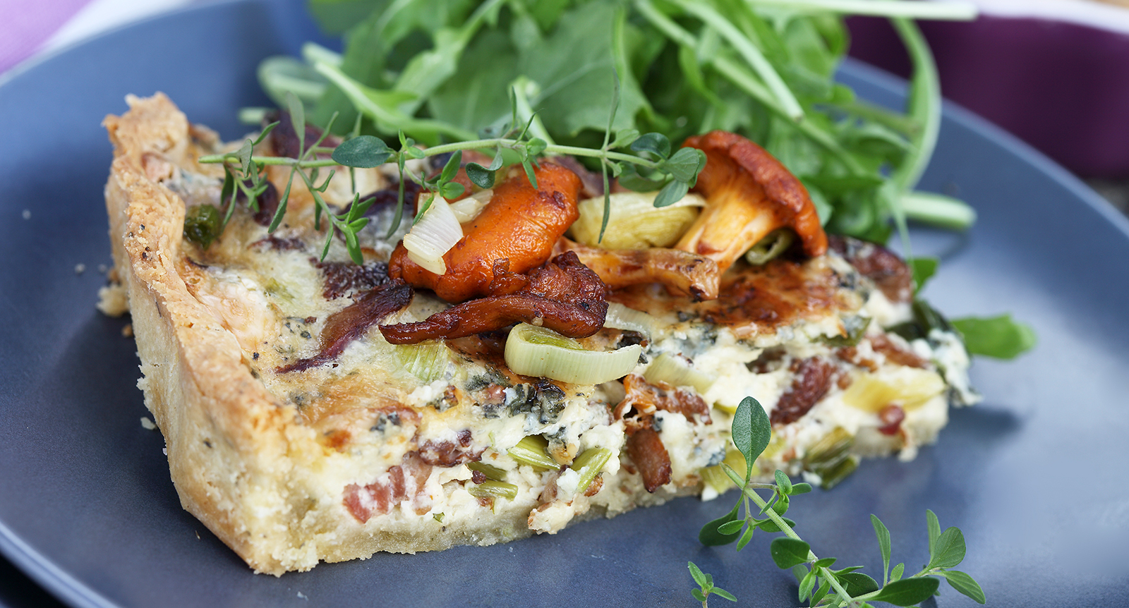 Kantarellpaj med ädelost och bacon