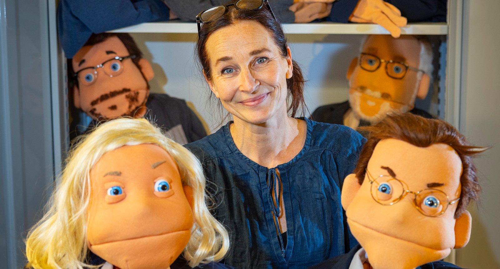 Jenny gör politikerdockorna till Herr Talman: ”Jag har världens roligaste jobb”