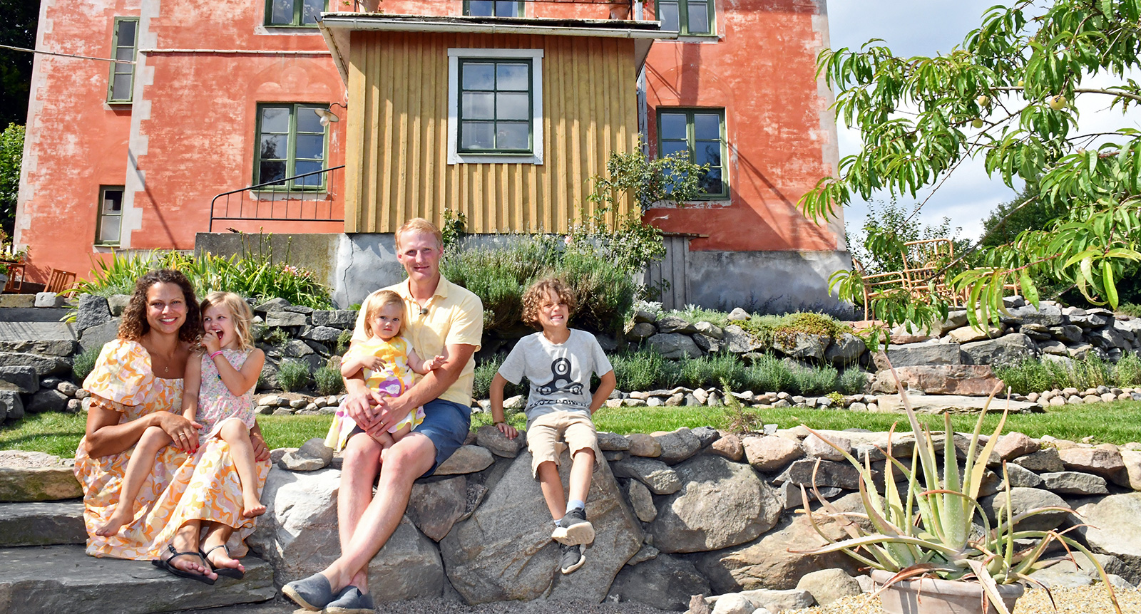 Linda och Karl-Gustav skapade sin drömträdgård: ”Secret garden” och stenbord på ett ton