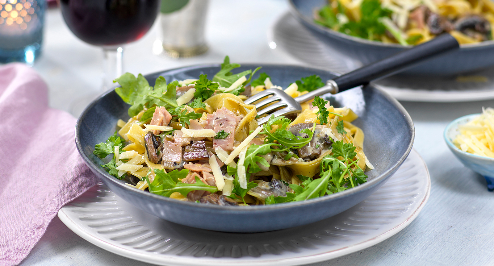 Pasta med julskinka, svamp och parmesan